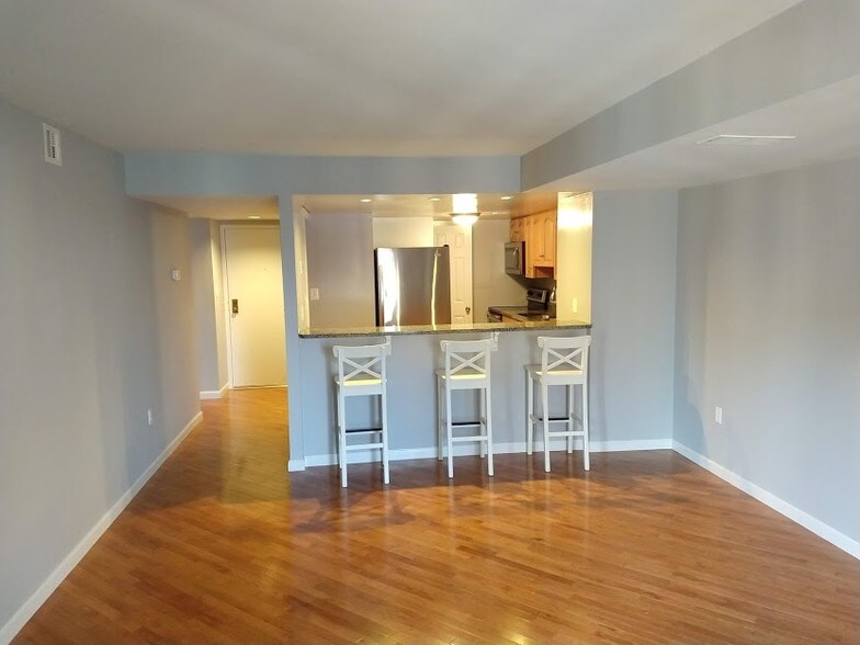 Kitchen Bar - 1600 Prince St