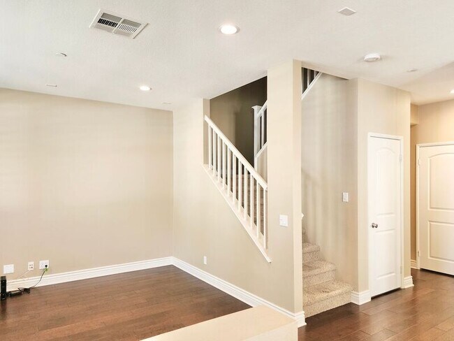 Building Photo - 112 Hedge Bloom