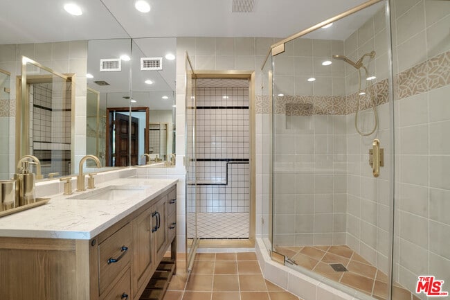 Building Photo - 10160 Cielo Dr