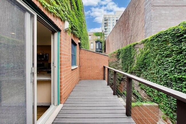 Building Photo - 171 W Goethe St
