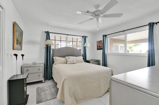 Building Photo - 450 French Royale Cir