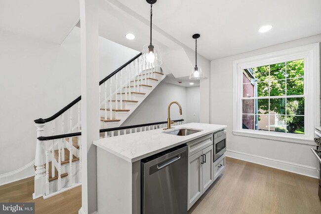 Building Photo - 423 S 20th St