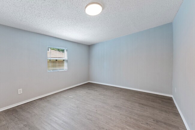 Building Photo - 112 Queenswood Dr