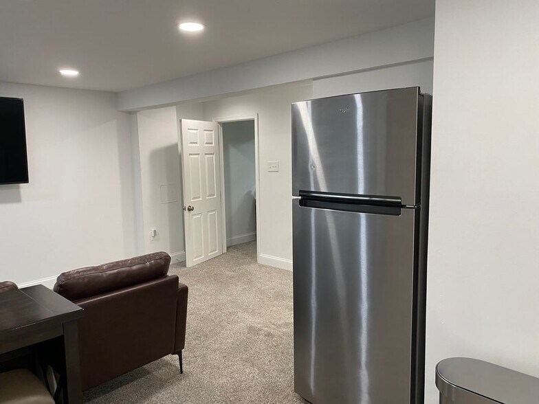 Building Photo - 7416 Rhondda Dr