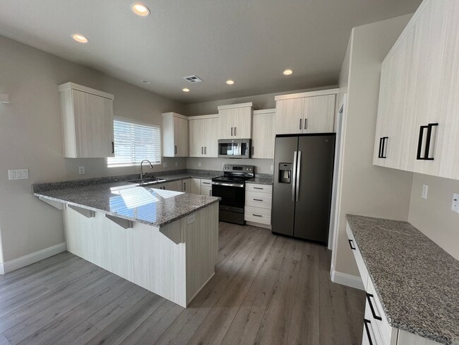 Building Photo - Move-In Bonus - 3 Bed - 2.5 Bath, Large To...