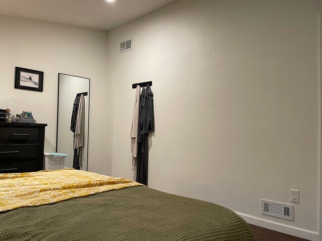 Building Photo - 1721 N High Point Rd