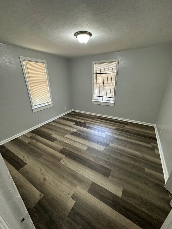 Building Photo - Fully renovated 2/1 single family residenc...