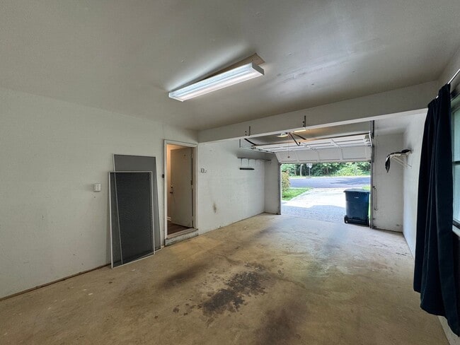 Building Photo - Stunning 4 Bed 3.5 Bath Home With Deck And...