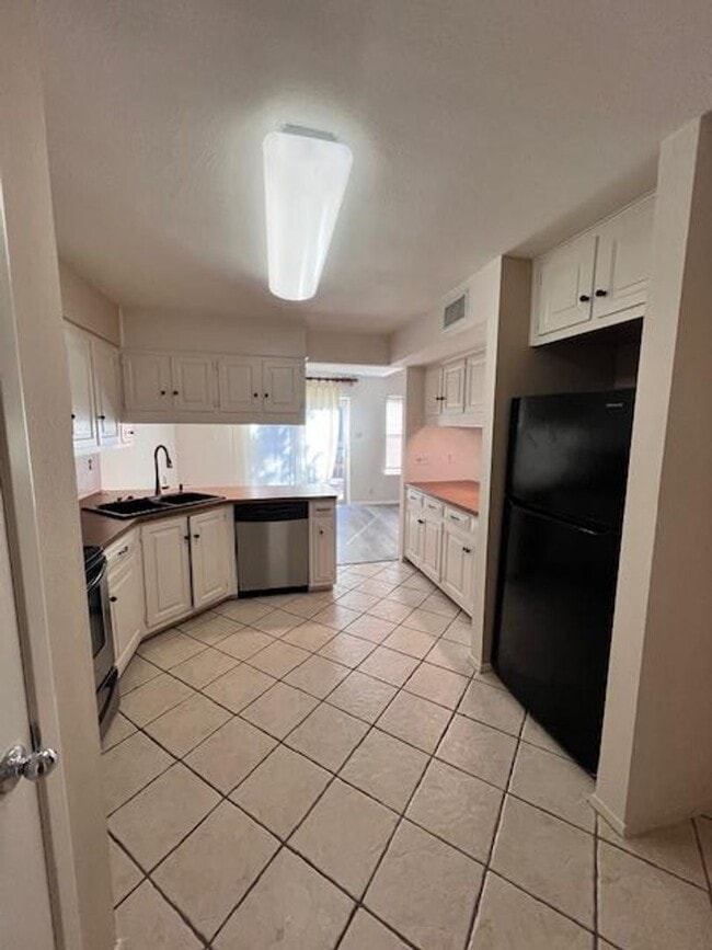 Building Photo - Northwest Condo / 2 bedrooms / 2 car garage / Backs beautiful Greenbelt