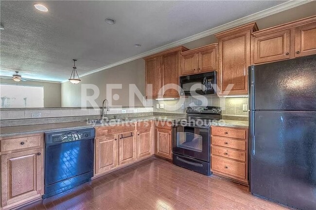 Building Photo - 3 Bedroom / 3.5 Bath Townhouse Near KU MED -  Available in August
