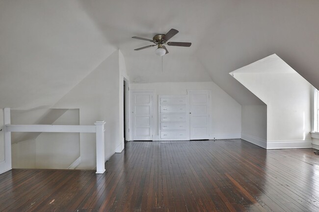 Building Photo - 5br,1.5ba, FREE off-street parking, huge f...