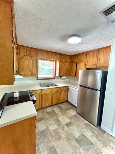 Building Photo - 359 Wells Dr