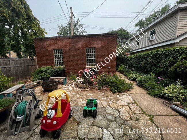 Building Photo - 2144 W Estes Ave