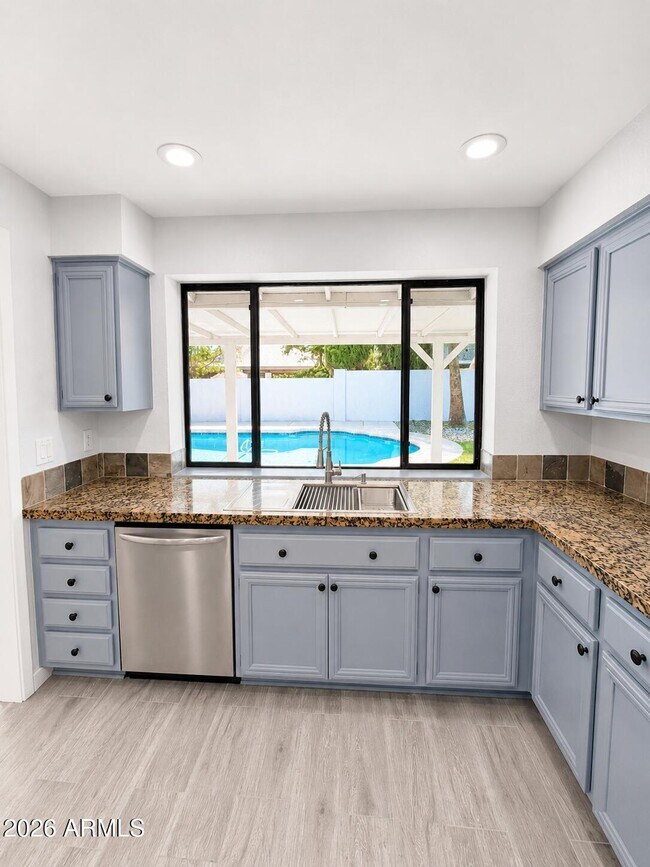 Building Photo - 6714 E Paradise Ln