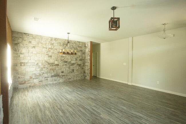 Building Photo - 1115 Dietrich Ln