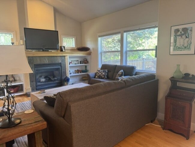 Building Photo - Fully Furnished West Side Location