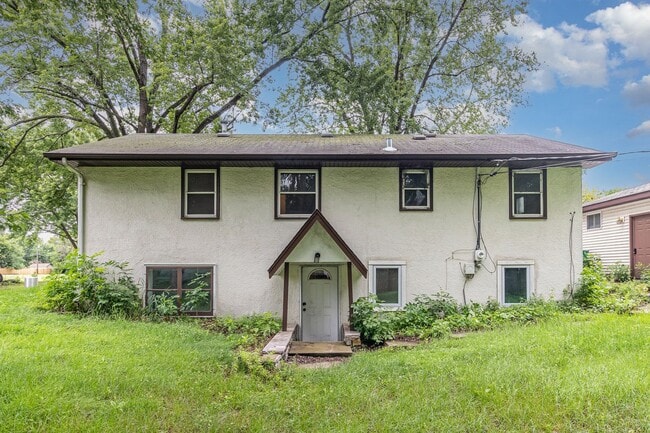 Building Photo - Spacious 5bed|2bath Home w/ Large Backyard...