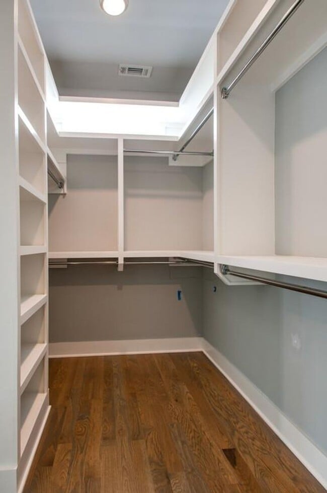 Building Photo - Stunner in the Arts District