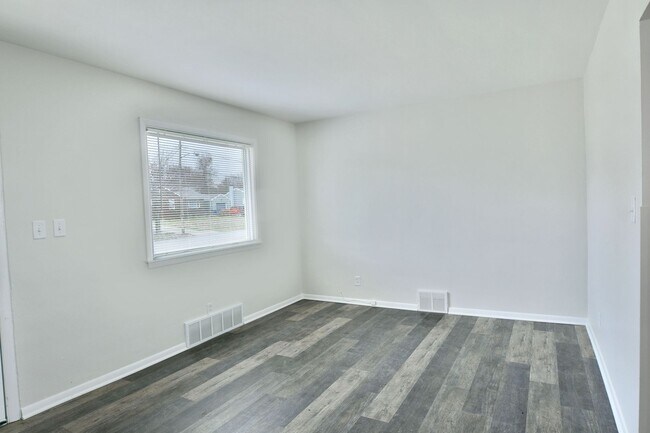 Building Photo - House for RENT in Girard!