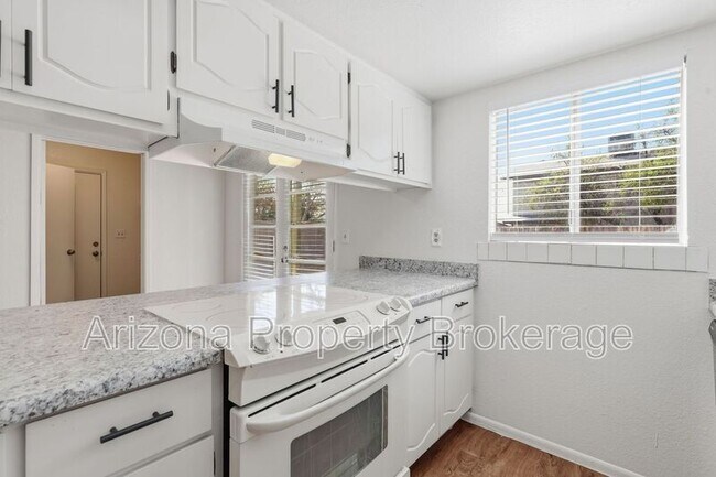 Building Photo - 245 E Vine Cir