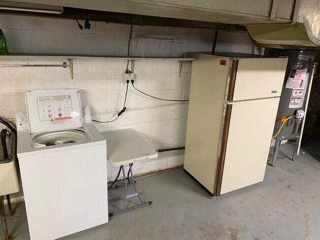 Building Photo - 5453 E 10th St