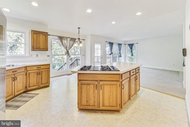 Building Photo - 6104 Cool Spring Terrace S