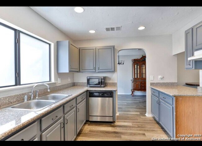 Building Photo - Charming 3BR House in San Antonio