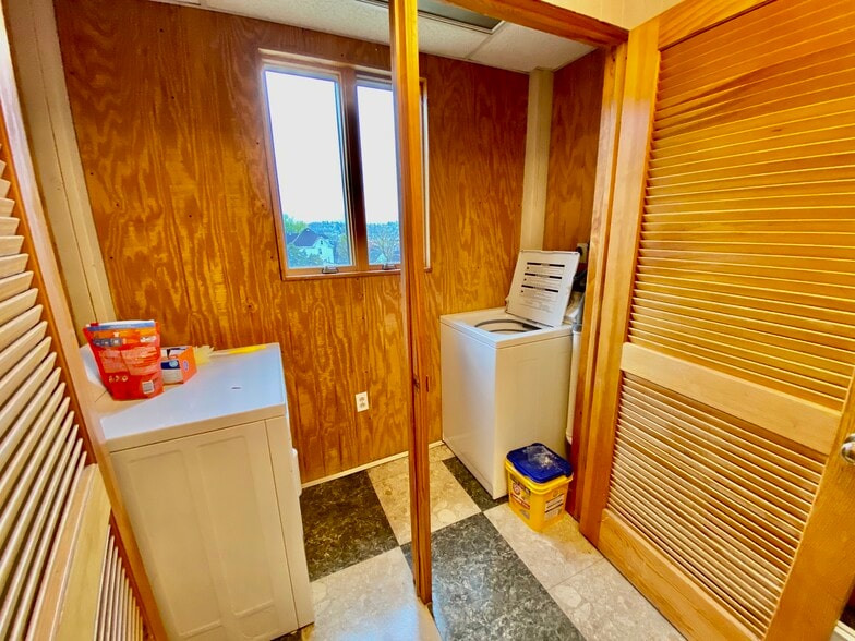 Building Photo - 217 Jones Ave