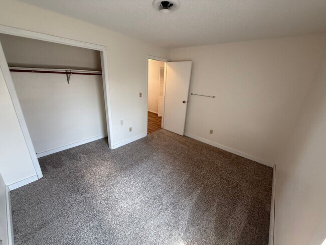 Building Photo - 1046 S Lake Dr