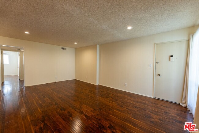 Building Photo - 5330 Zelzah Ave