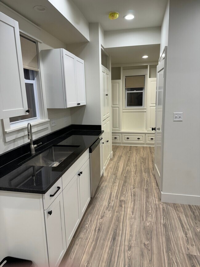 Building Photo - 1612 N Star Ave