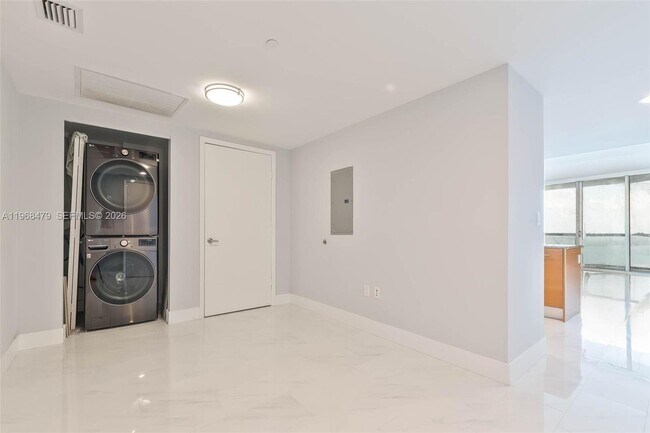 Building Photo - 475 Brickell Ave