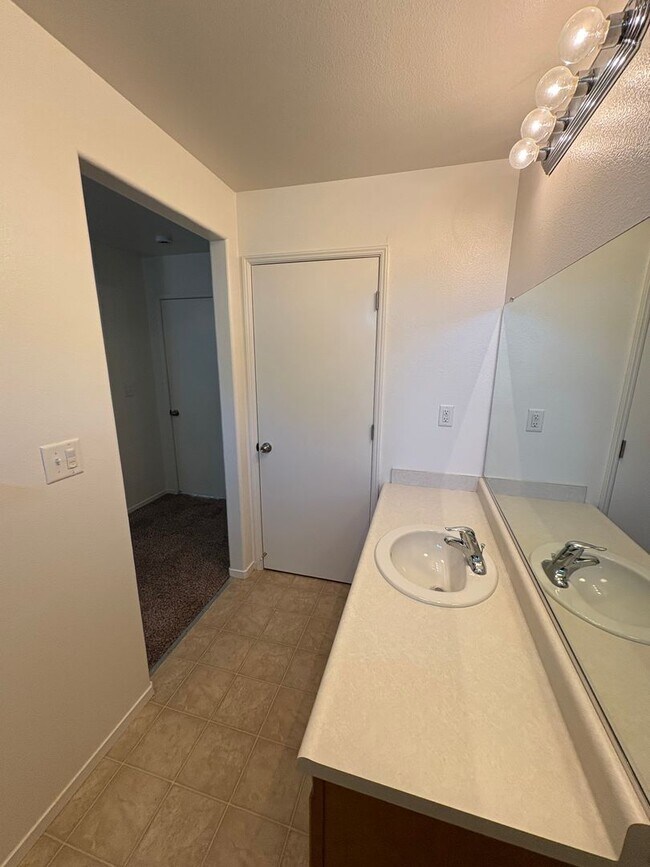 Building Photo - Beautiful home Ready to move in.