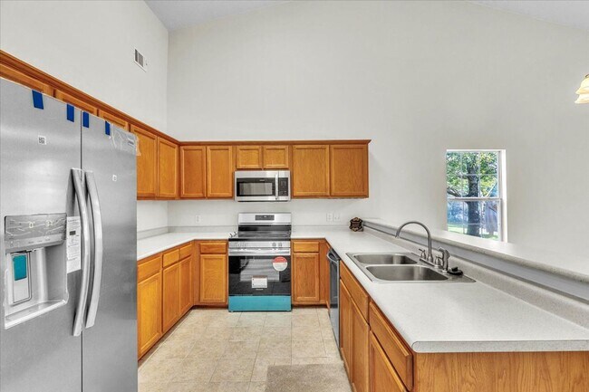 Building Photo - Better Than New 3 Bed/2 Bath Townhome in S...