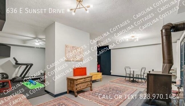 Building Photo - 636 E Sunset Dr