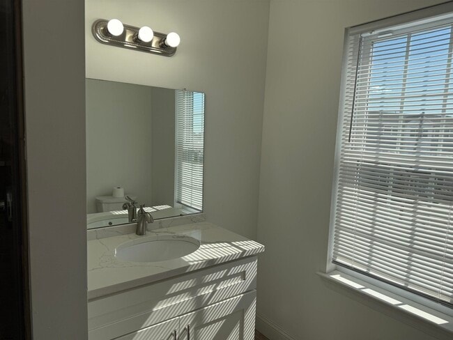 Building Photo - 101 W Beach Ave