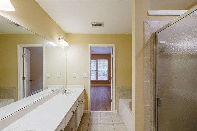Building Photo - 2442 Fairlie Dr