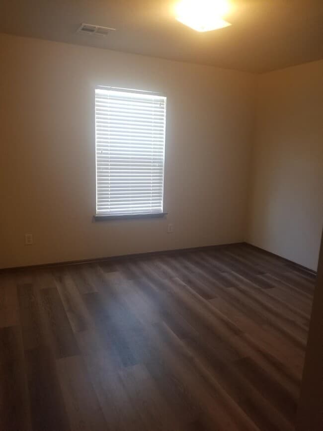 Building Photo - Beautiful 3 bedroom home near SW 104th and...