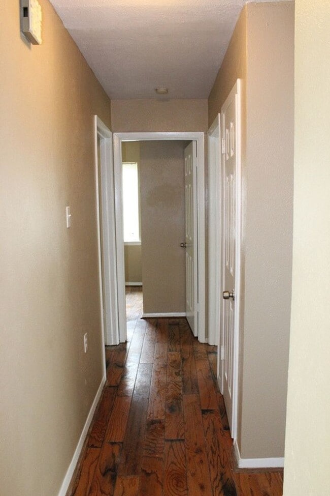 Building Photo - MESQUITE 3 bedroom home with hardwood floors!