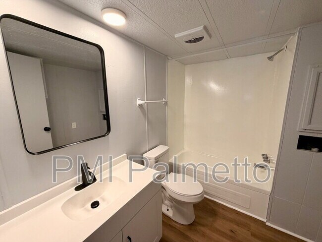 Building Photo - 3911 Persimmon St