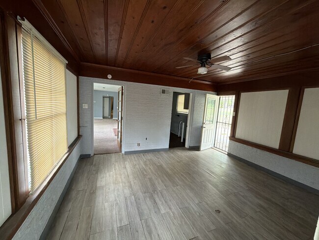 Building Photo - 10000 Knollcrest Ct