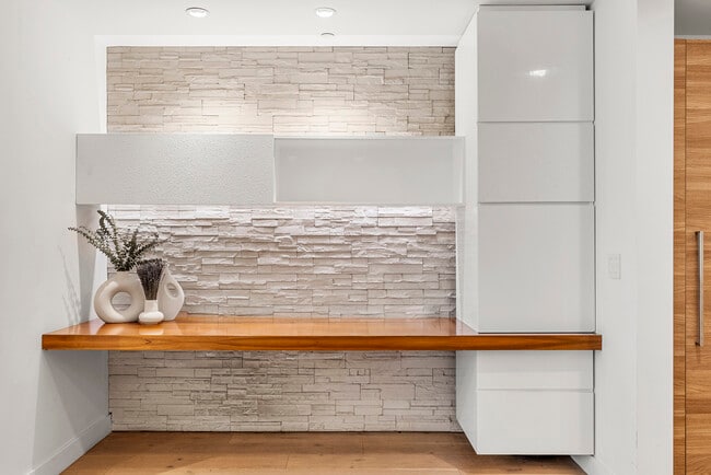 Building Photo - 855 N Croft Ave