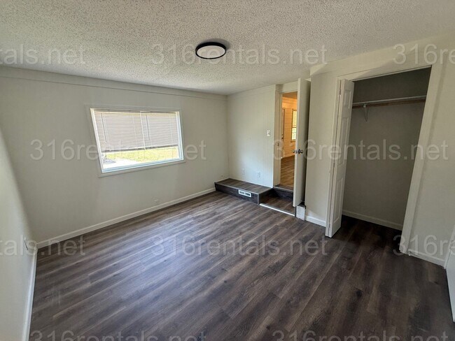 Building Photo - $1000 3 bedroom / 1 bathroom - Single Fami...