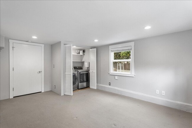 Building Photo - 1434 Paru St