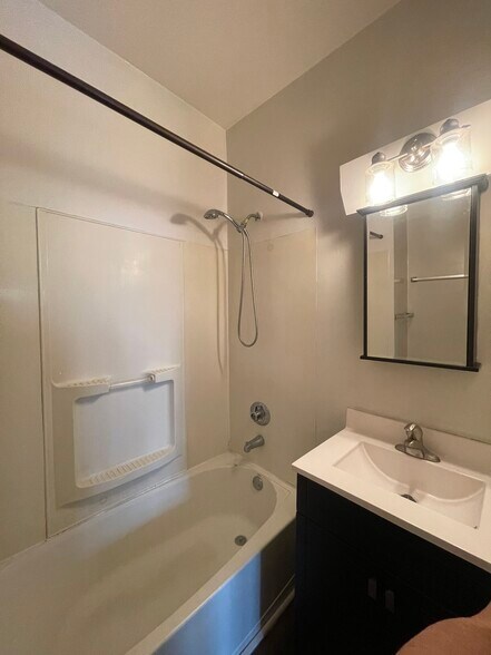 Building Photo - 134 E Maple St