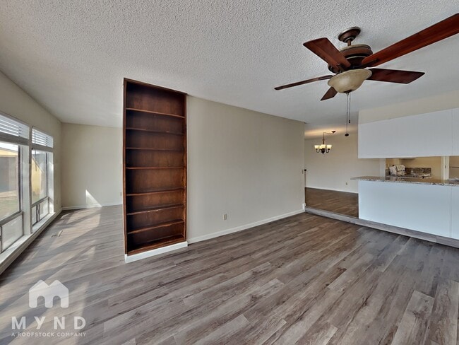 Building Photo - 1290 Stardust St