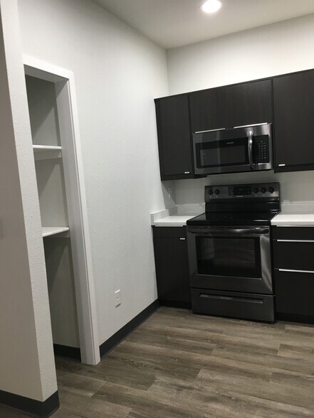 Building Photo - 410 E Mill St