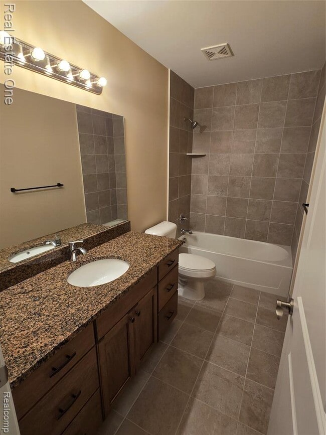 Building Photo - 1131 Woodslee Ave