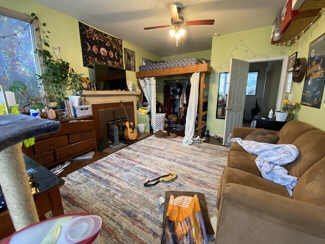 Building Photo - 825 N Garden St