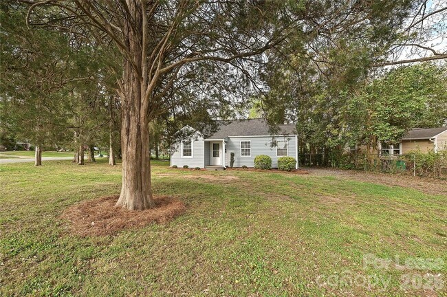 Building Photo - 301 Seldon Dr